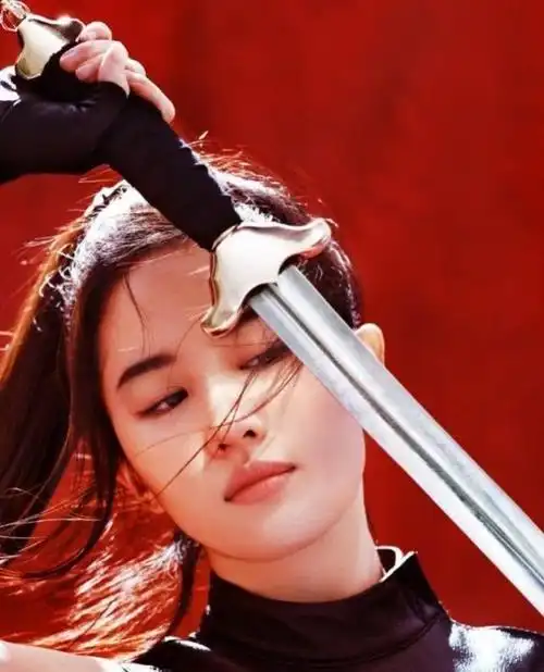 "白富美"刘亦菲:年仅30身价超20亿,为何不敢退出美籍