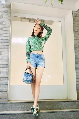 陈瑶夏日清新大片 小露蛮腰阳光女孩分外迷人