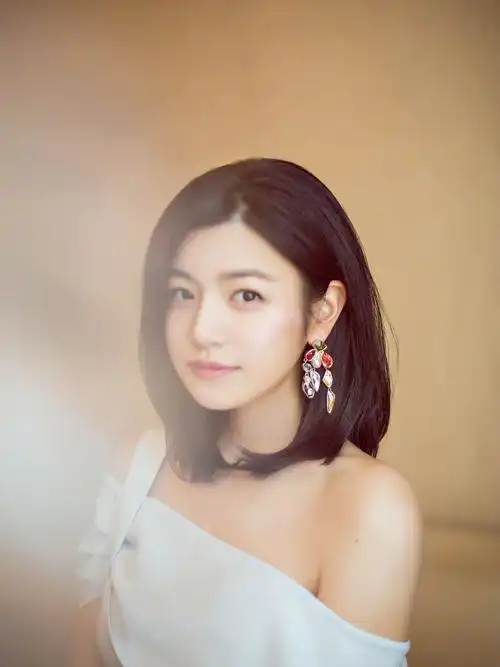 "侧颜杀"女神陈妍希,简单随性的穿搭,却惊艳了时光