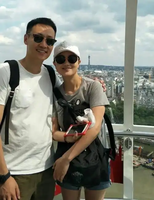 辛柏青朱媛媛真是模范夫妻一起亮相低调秀恩爱穿着正式好般配