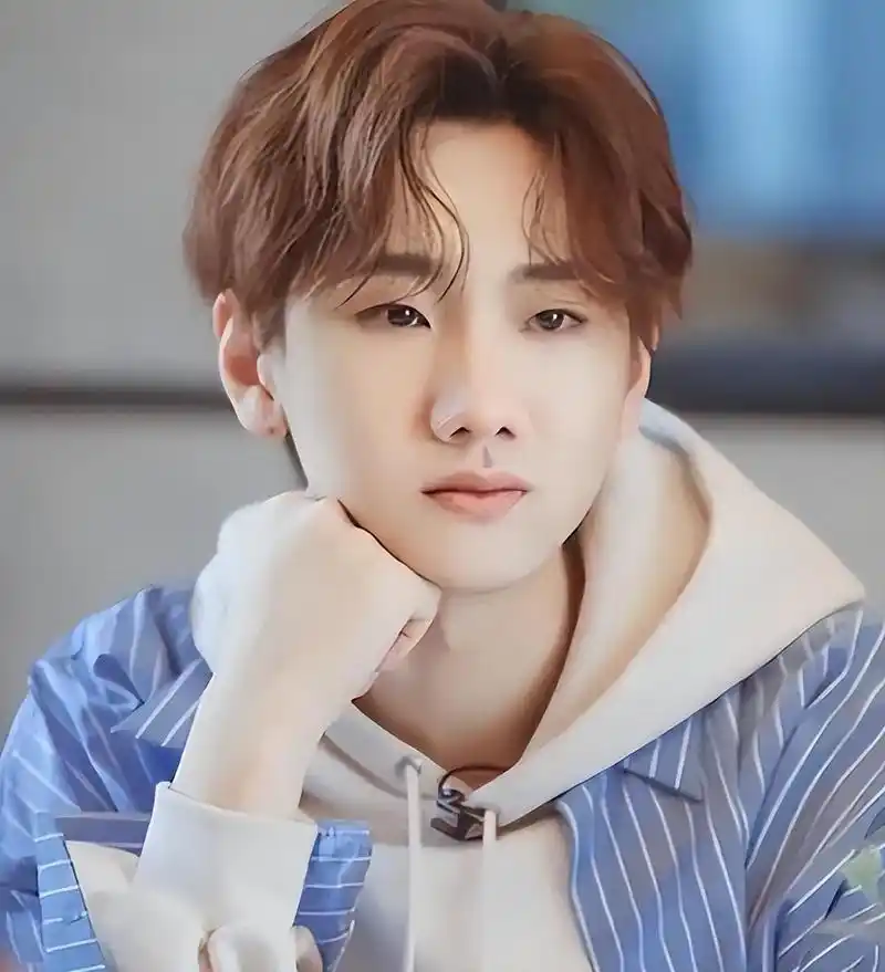 小杨哥演唱会实行"三不"政策,汪苏泷出场费最高,合影站c位!