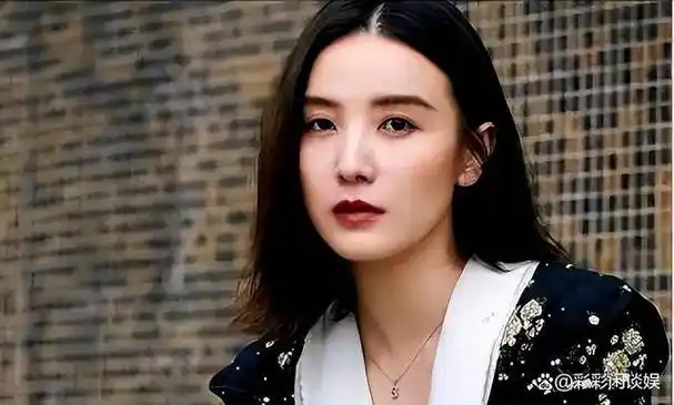 提及宋佳,你会想到她那双明亮的眼眸,如同晶莹的朝露,又或是她那傲然