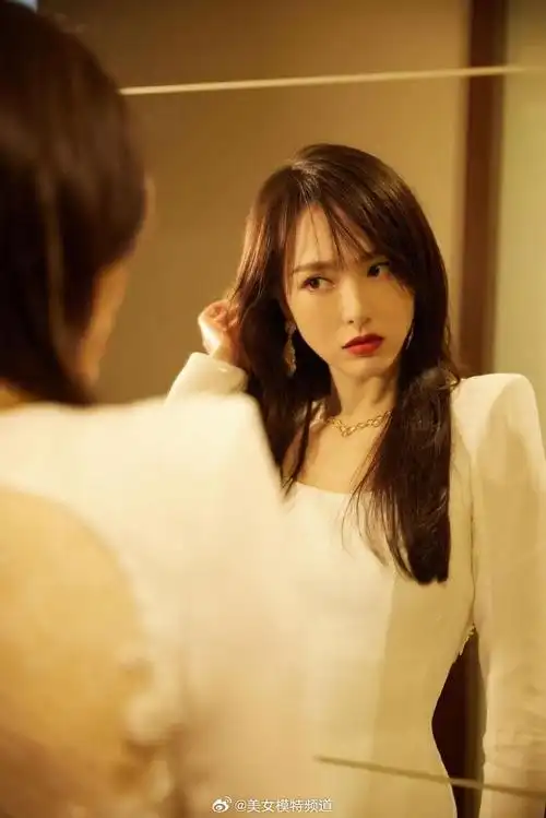 唐嫣镜像写真优雅大气着包臀连衣裙长发拂面红唇吸睛