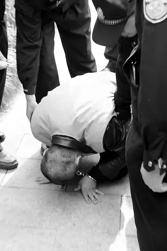 万向公园命案嫌犯磕头认罪