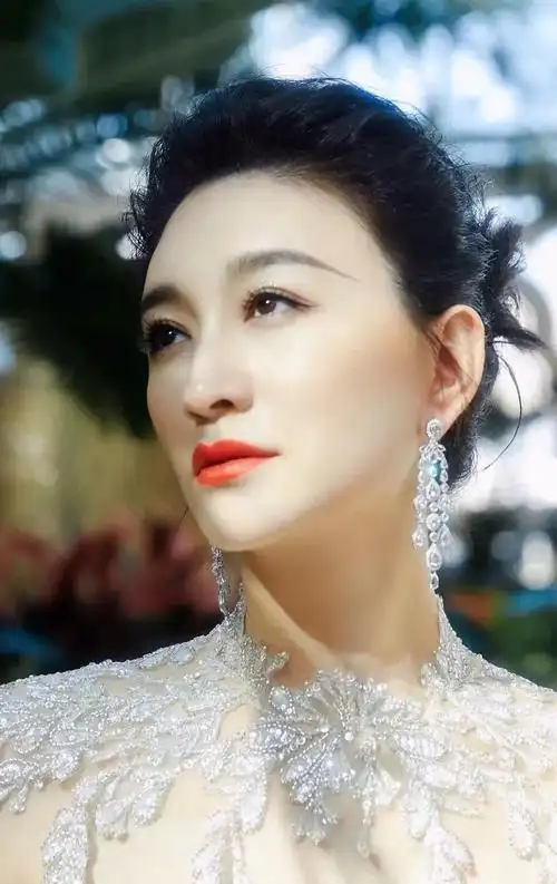 李小冉婀娜多姿优雅写真楚楚动人