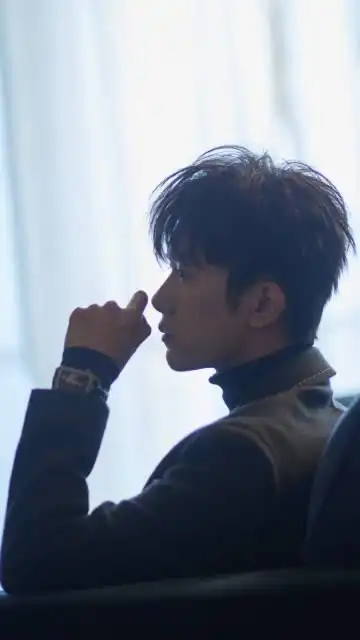 易烊千玺芭莎慈善夜与爱同行# 侧脸线条真. 来自几盒芝士 - 微博