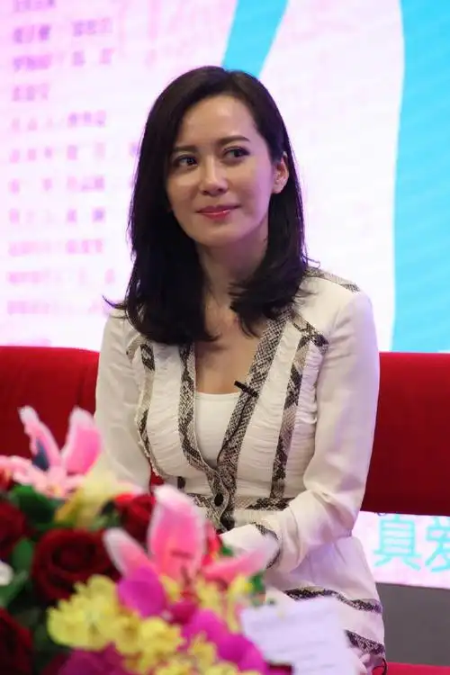 不老女神俞飞鸿一身蕾丝裙十分惊艳