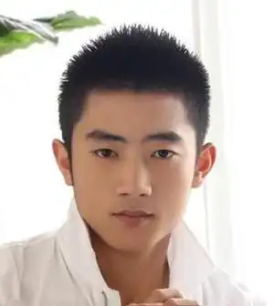 无刘海的毛寸短发设计,将五官全部展现出来,非常的清爽利落,同时也