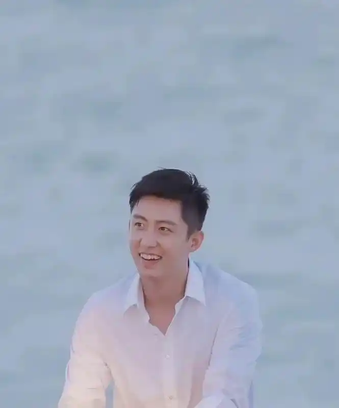 干干净净阳光帅气的白衬衫男孩… #黄景瑜 #白衬衫 #这谁顶 - 抖音