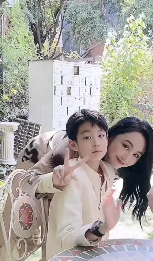 随后,曹颖和儿子换好衣服来到户外,拍摄期间,王子坐在椅子上,曹颖站在