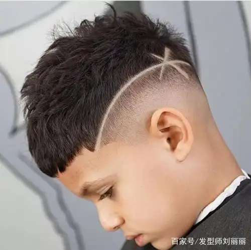 小男生"刻痕"发型,有点帅气,有点萌!妈妈们可以收藏起来!