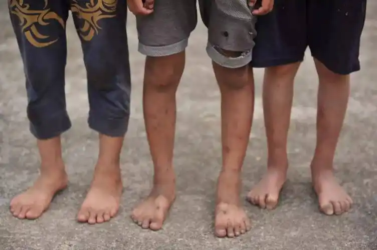 下午两点左右,孩子们陆陆续续的来到学校,让我有些吃惊的是,一些孩子