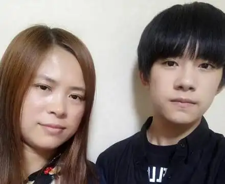 易烊千玺为妈庆生晒温情合照调皮弟弟可爱出镜