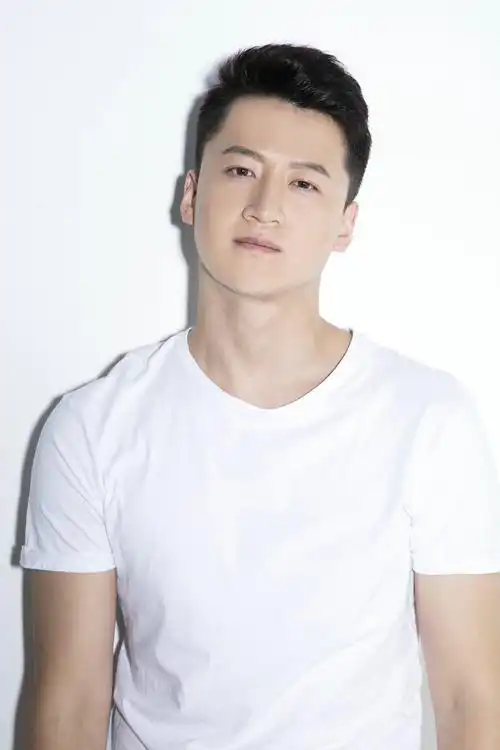 内地男演员初鹏旭 黑白艺术写真