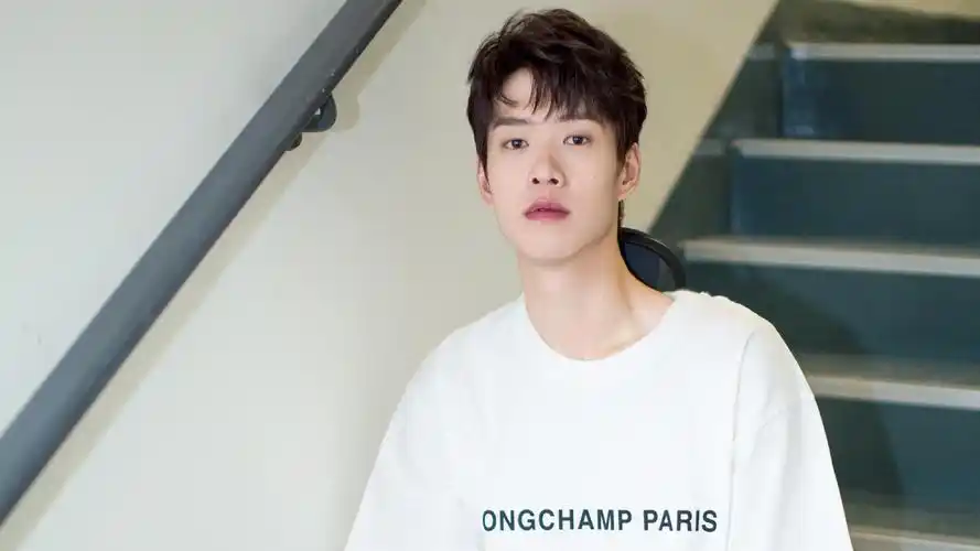 电脑壁纸 明星 大陆明星 阳光男孩魏大勋帅气休闲写真