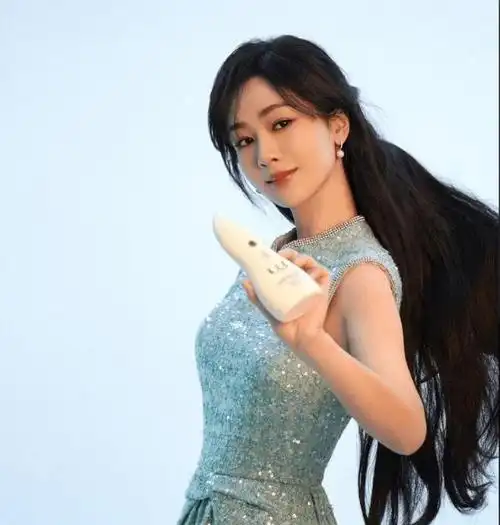 杨紫摊上大事了!戴假发片拍防脱发广告,评论区"沦陷"了!