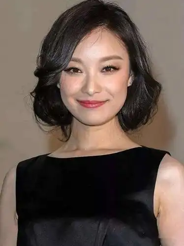 下颌宽的最大问题,所以缩小下颌宽度是她调整脸型的第一步.