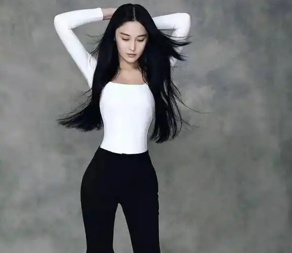 张馨予晒健身照,马甲线太撩人,网友看后直呼:自律的人太美了!