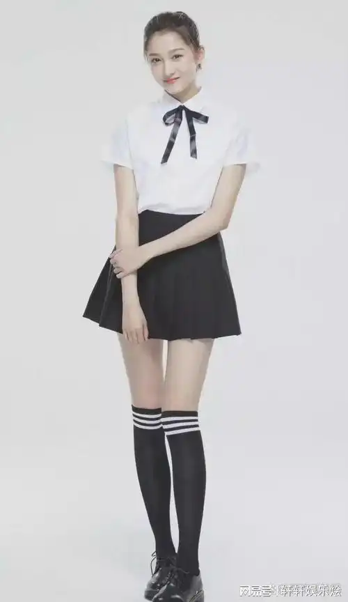 关晓彤的学生装莫名有股夜店风