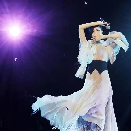 王菲61 2011香港演唱会 那年任裙摆在舞台上飘逸的精灵……__财经