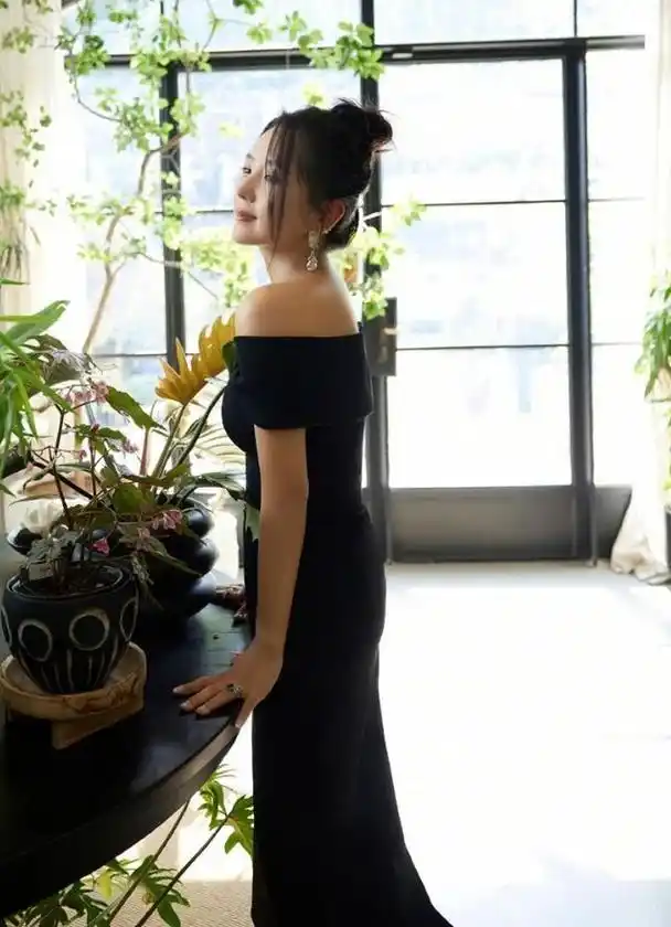 何洁成功减掉70斤穿露肩裙大秀锁骨,美得脱胎换骨不像三娃妈