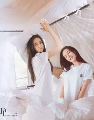 迪丽热巴和双胞胎妹妹合照遭疯传看到妹妹长相后网友求出道