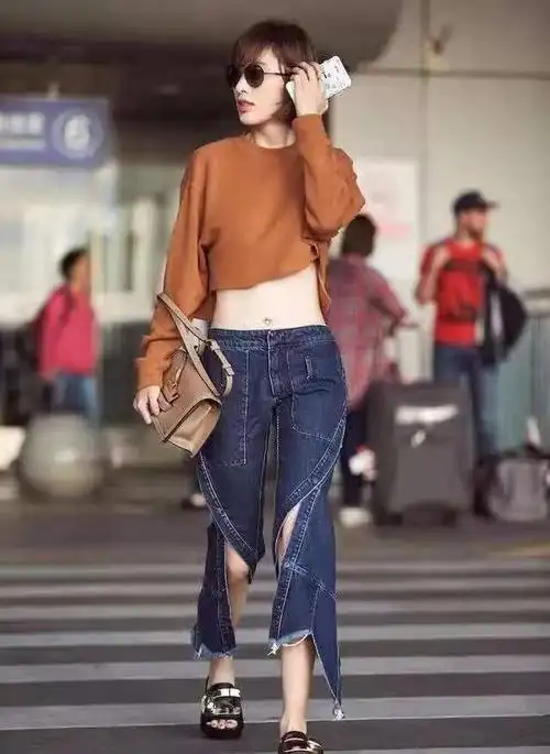 张俪真是时髦精露脐上衣配不规则牛仔裤脐环才是亮点