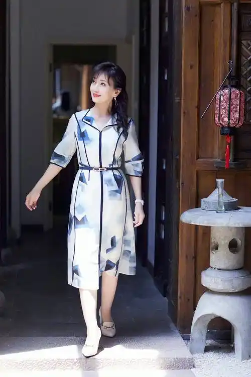 赵雅芝才是妈妈辈穿衣典范:体面,高级又优雅,每一套都值得借鉴_造型