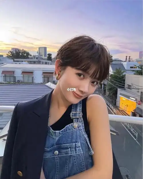 日常搭配比较深的茶棕色整个人干练又有气质#今日发型  #女生短发发型