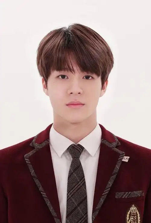 回应: 有什么帅哥证件照能让我瞅瞅吗