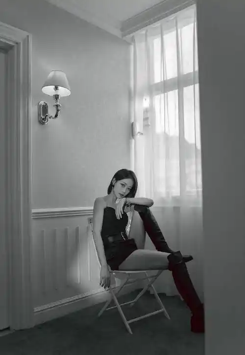 蓝盈莹身材好就是自信,穿吊带秀直角肩,脚踩长靴女团范儿十足