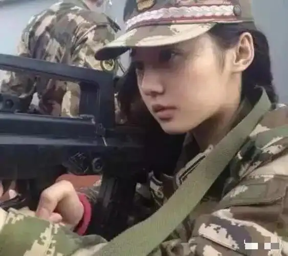 夏夏原名华夏,毕业于解放军艺术学院,没错,就是杨洋和徐璐毕业的学校.