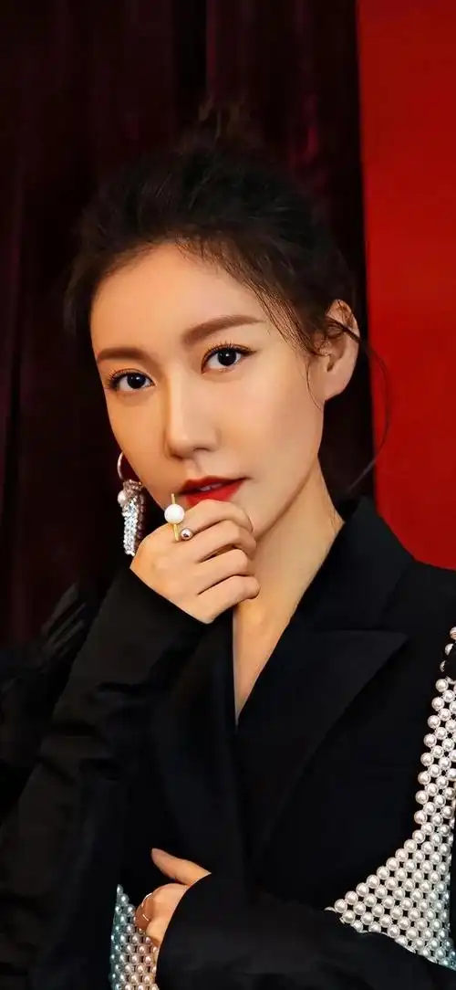 优雅坚毅的高露