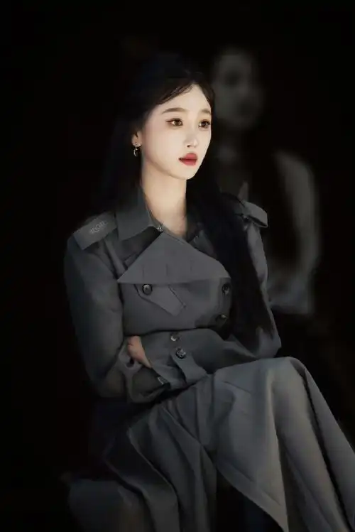 虞书欣穿蓝色连衣裙清新甜美 歪头甜笑软糯可爱