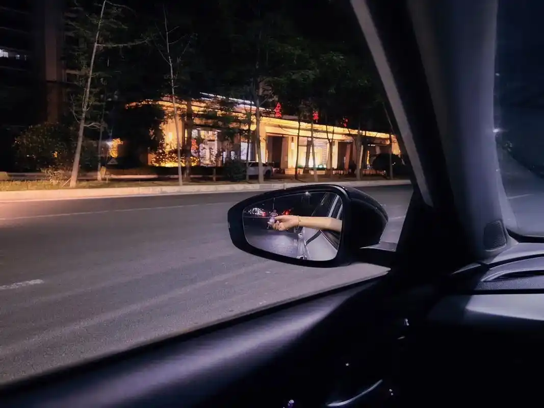 车窗外 #城市的夜晚 #安全拍摄 "打破自己原则和底线的感 - 抖音