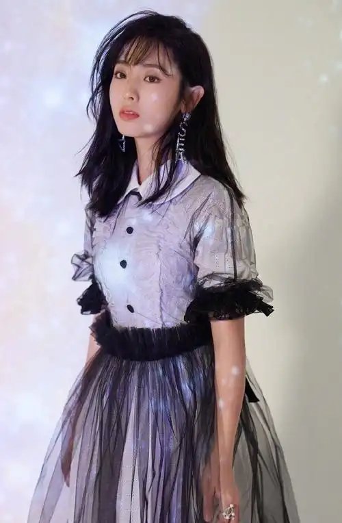 简介:邢菲甜美复古写真图片,分享一组邢菲图片给大家,图中的明星图片