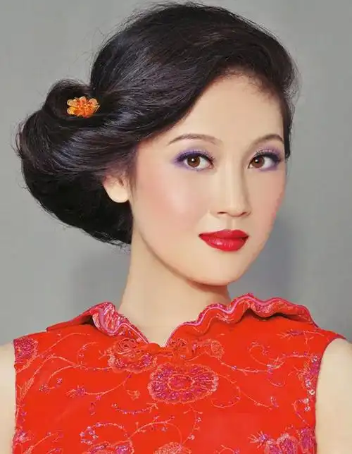 民国风旗袍盘发教程展现出民国韵味的名媛风格
