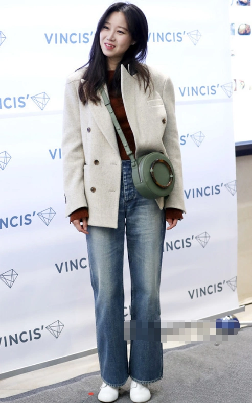 孔孝真凌晨六点更新ins,白t牛仔裤,简单温柔