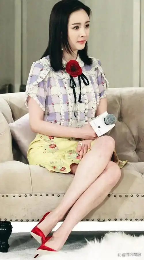 美女明星杨幂的尖头高跟鞋