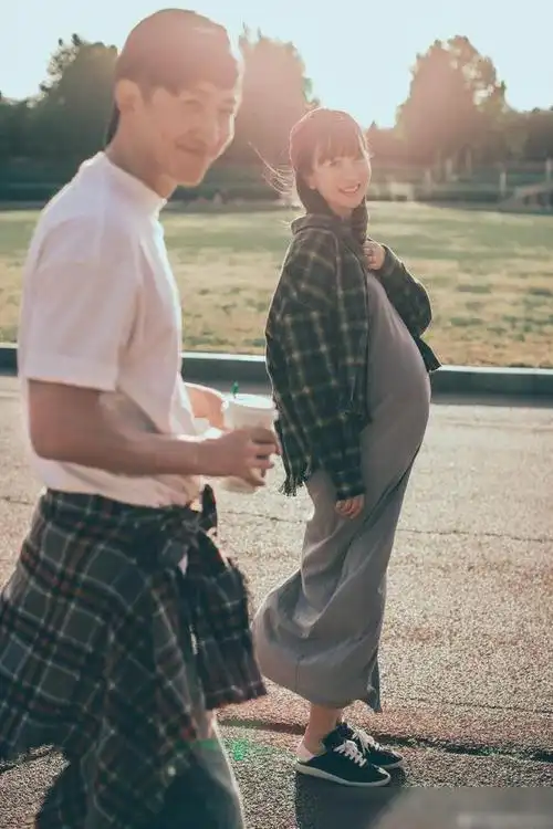 演员王阳妻子高斯出月子女儿正面照曝光皮肤白皙眉眼超像爸爸