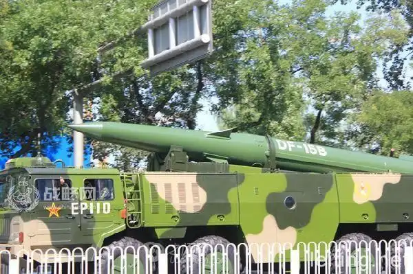 抗战胜利日阅兵展出的东风-15b导弹(摄影:之间网军事/沉岩)