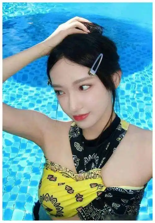 原创程潇度假美照超吸睛泳装造型让你眼前一亮