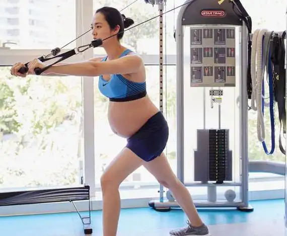 从五月到九月孕肚照曝光给你真相  但是angelababy并没有出现一丝孕妇