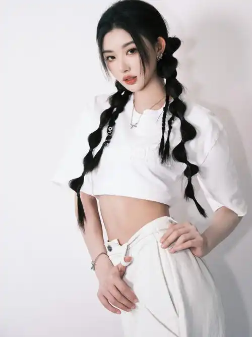 #孔雪儿白色工装造型##孔雪儿纯白露腰工装#