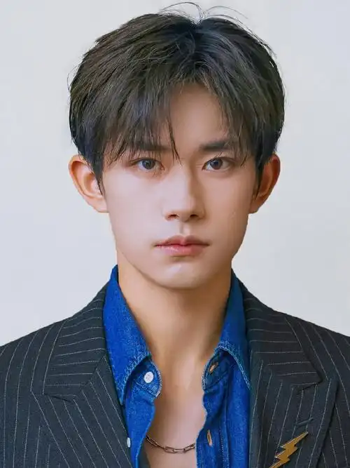 易烊千玺证件照系列(饭制)弟弟太帅太正了@tfboys-易烊千玺#雷佳音给