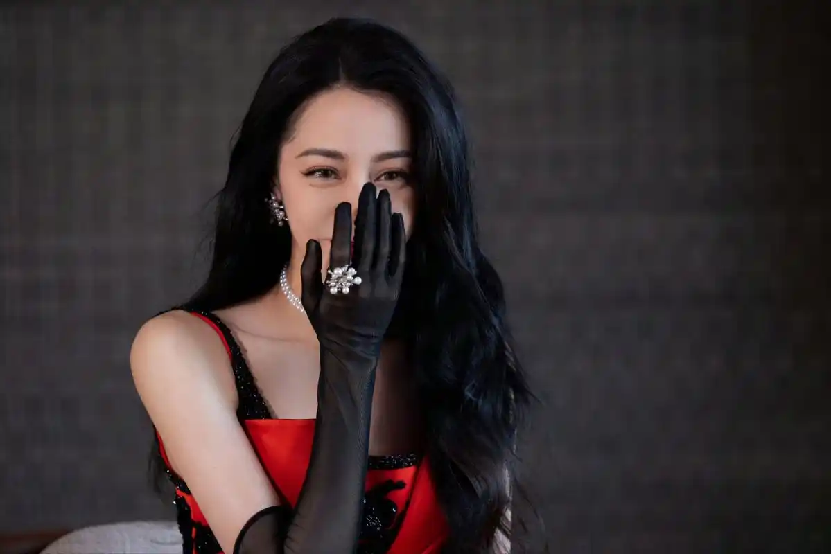 迪丽热巴.黑丝,手套