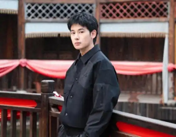 这部剧播出后,却凭借精彩的剧情成功吸引关注,在这部剧中,胡先煦竟