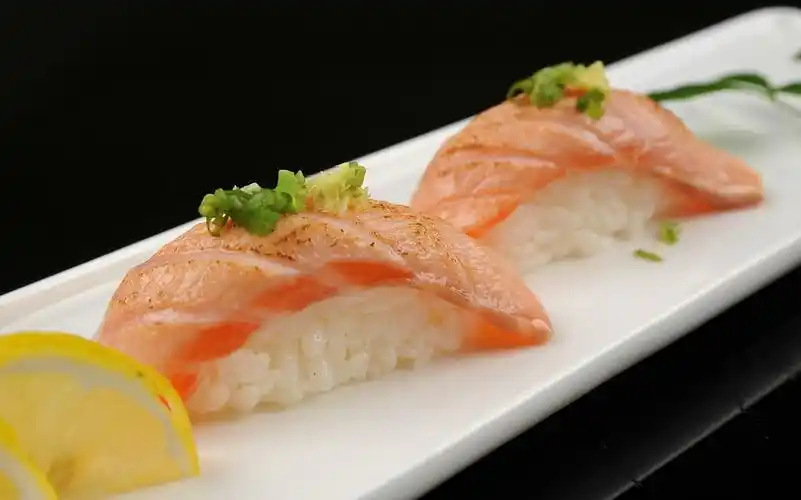 烤三文鱼手握寿司图片