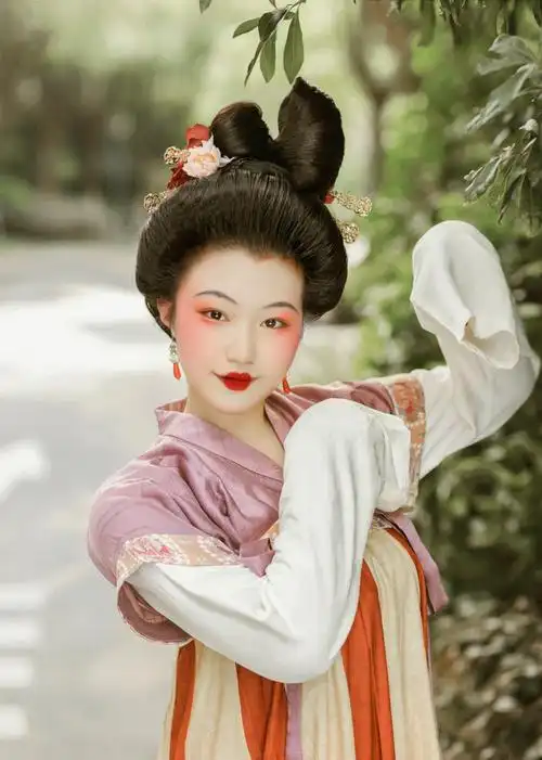 唐仕女双小螺髻