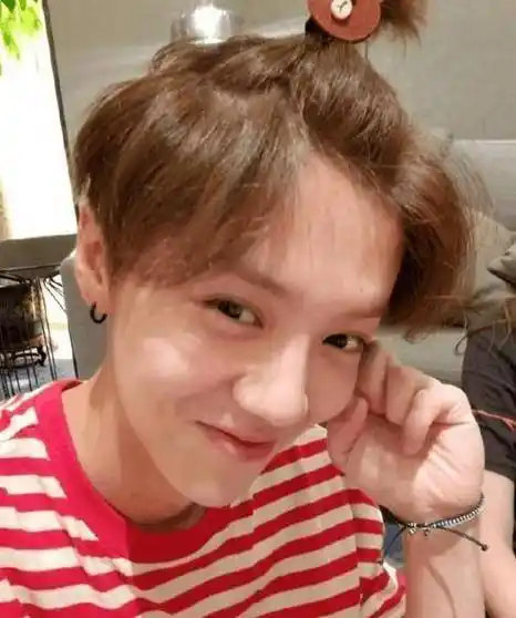 关晓彤被鹿晗调侃是"村姑二丫"只因晒出一张鹿晗素颜照_明星_照片